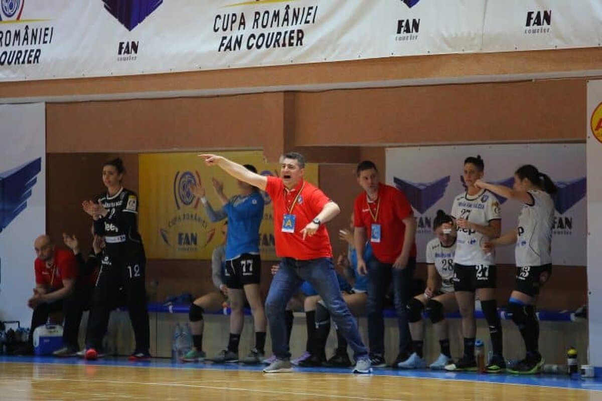 Florentin Pera, antrenorul echipei SCM Rm. Vâlcea, a fost transportat la spital