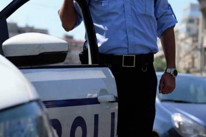 Pentru eliberarea de adeverinţe false de atestare a vaccinării anti-COVID-19, a avut loc percheziţii într-un dosar de fals informatic politist masina politie 57494700