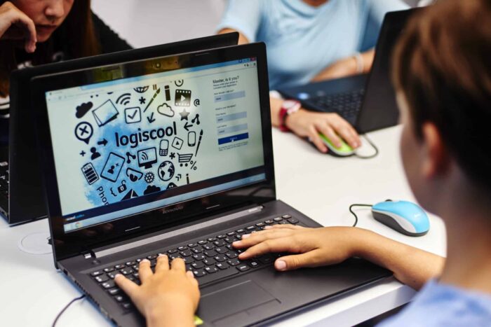 Logiscool România introduce roboţi software inteligenţi în programele sale de educaţie programare copii logiscool 37005200 scaled 1