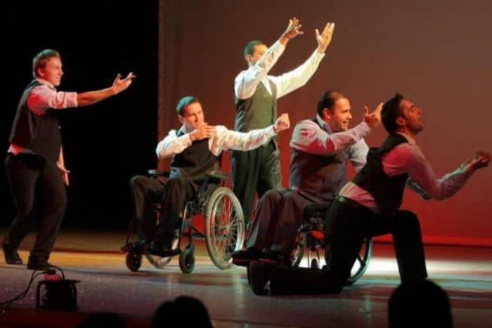 spectacol persoane cu dizabilitati