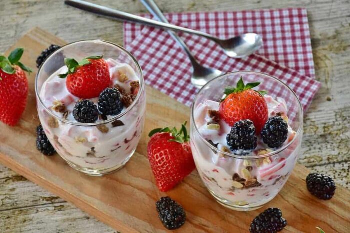 Cât de sănătoase sunt iaurturile pe care le luăm din comerț? strawberry dessert 2191973 960 720
