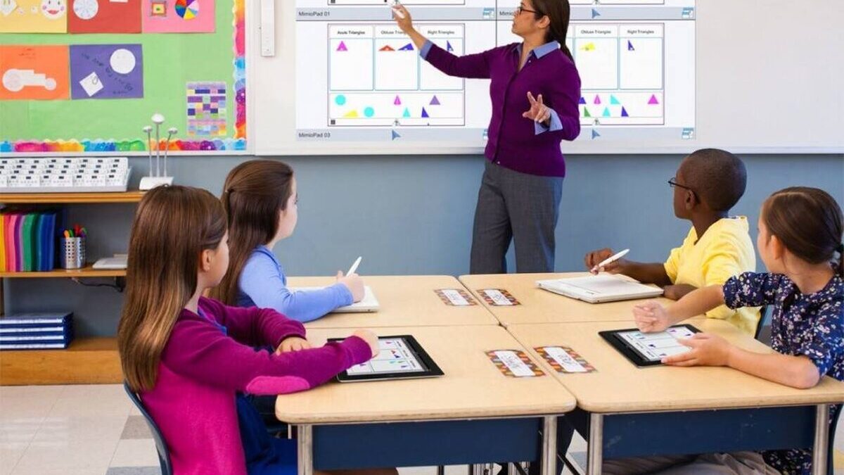 Învățătoarele din România au clasele cu cei mai mulți elevi din Uniunea Europeană tabla interactiva pentru clasa elevi mimioteach 29461 1