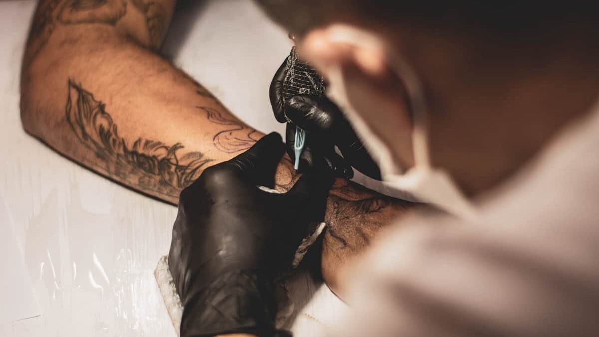 Cerneala colorată folosită la tatuaje este periculoasă, iar UE interzice 4.000 de astfel de substanțe tatuaje