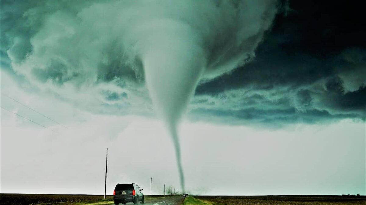 Începe sezonul tornadelor. Unde se formează acest fenomen meteo extrem și de ce este raportat tot mai des în România tornada