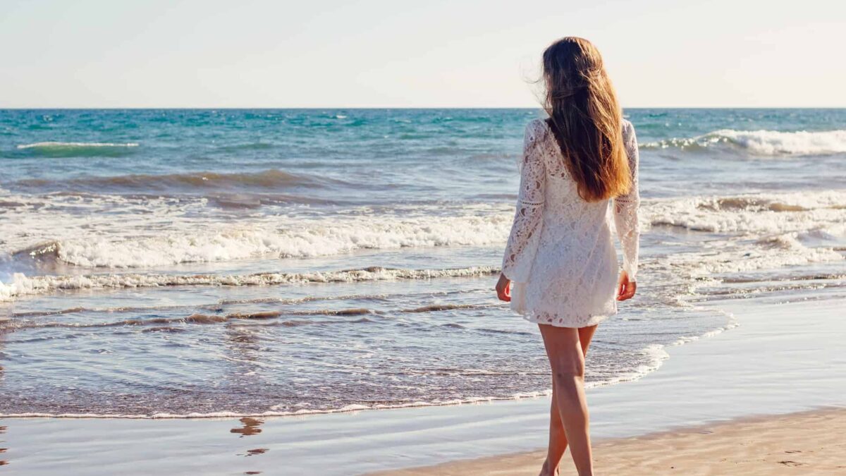 Locuri de cazare mult mai puține pe litoral pentru persoanele fără voucher de vacanță young woman 1745173 1920