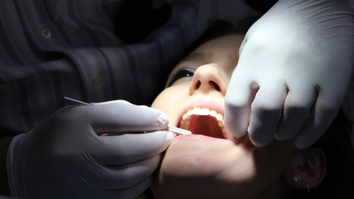 Ce trebuie să știi atunci când îți faci un implant zahnreinigung 1514693 1920