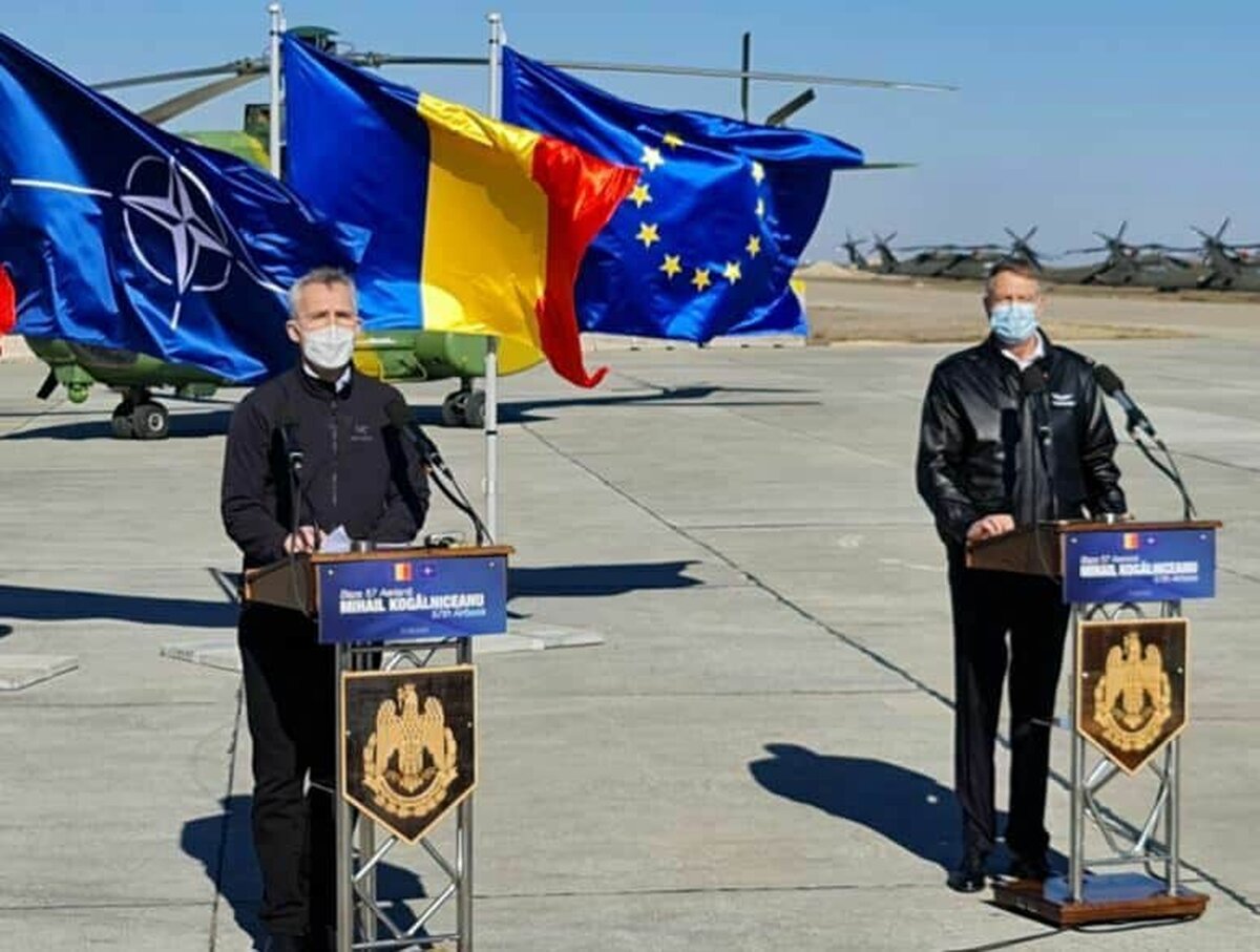 Președintele Klaus Iohannis, secretarul general al NATO, Jens Stoltenberg se află la Baza 57 Aeriană de la Mihail Kogălniceanu