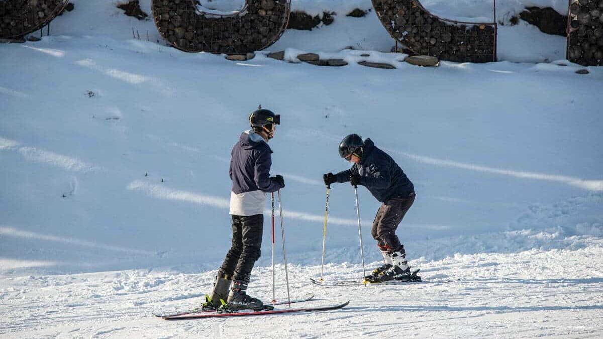 De ce este important să înveţi constant lucruri noi? persoane la ski
