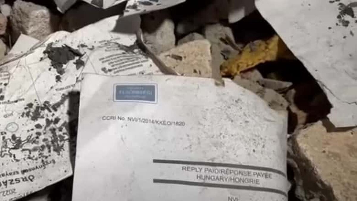 Buletine de vot pentru alegerile din Ungaria, găsite într-o groapă de gunoi în Mureş.