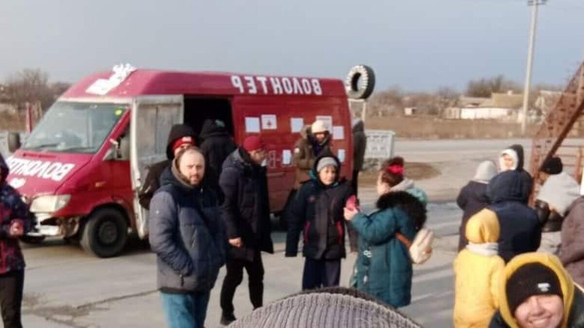 Povestea omului care a reușit să scoată 200 de oameni din Mariupol cu o dubă veche. duba rosie