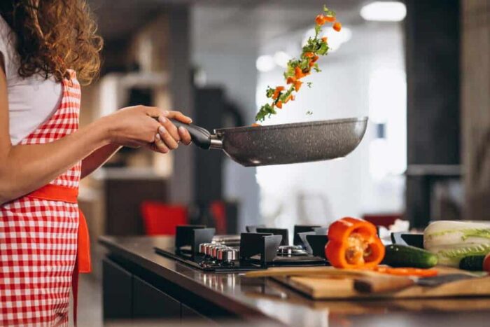 femeie care gateste legume