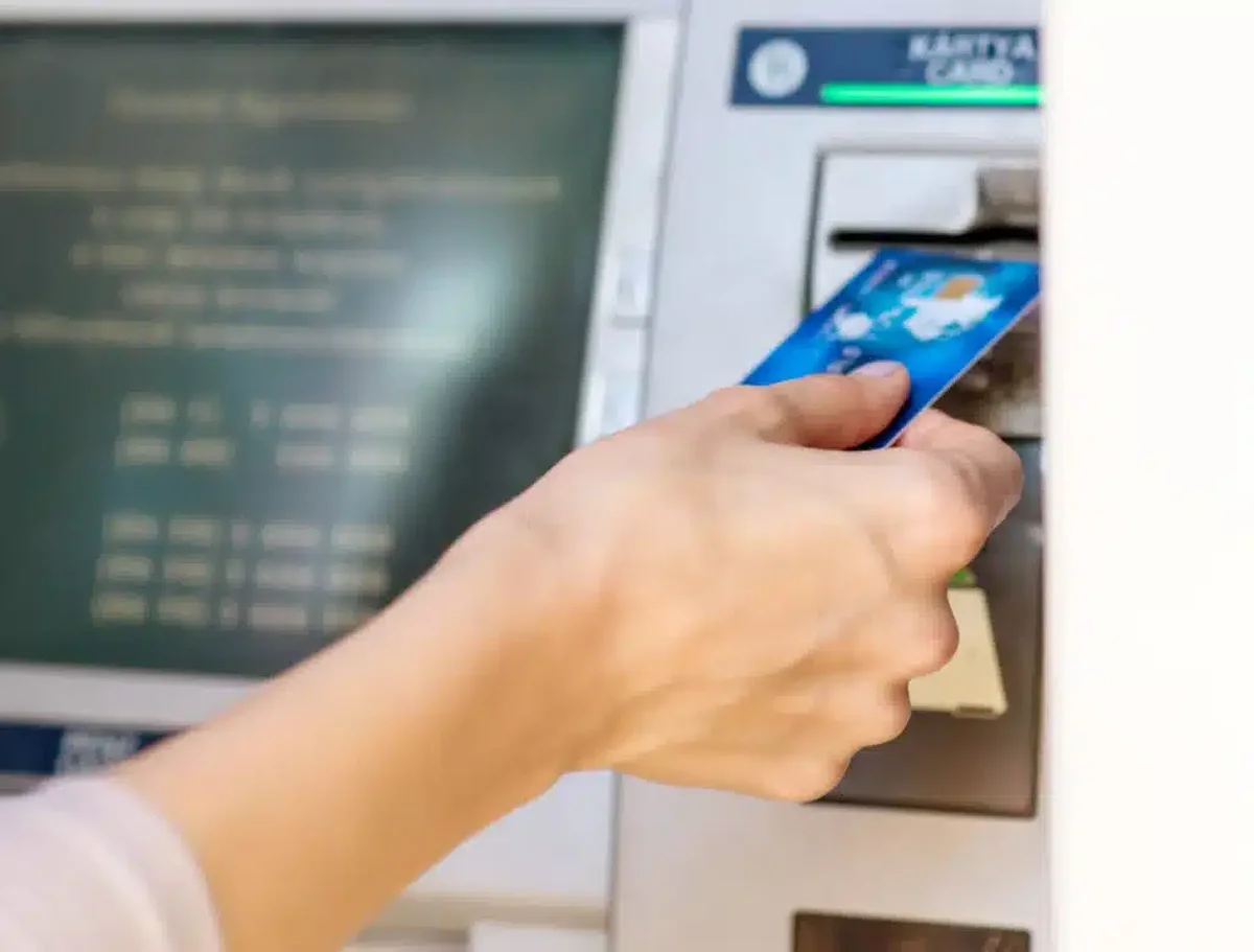 Îmbulzeală la un bancomat care a început să scoată „bani gratis”.