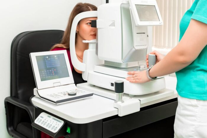 Cele mai noi tehnologii în operațiile laser pentru reducere de dioptrii beautiful woman having an eye lens exam 2021 08 30 02 12 31 utc1
