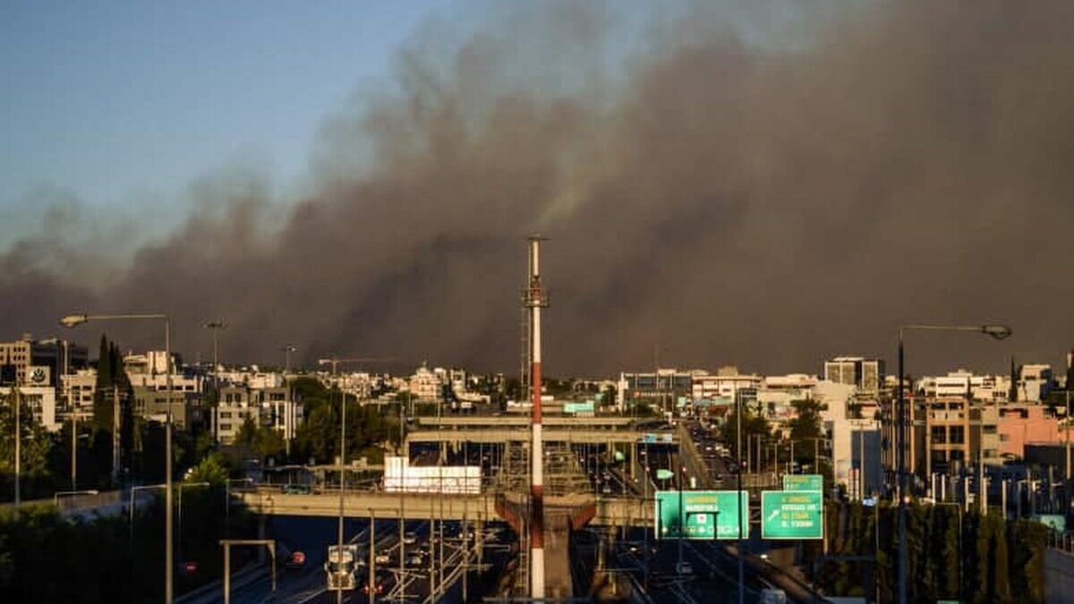 Incendiile fac ravagii în Grecia, la nord de Atena, în zone populate grecia