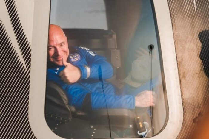 jeff bezos thumbs up e1635871737123 640x400 1