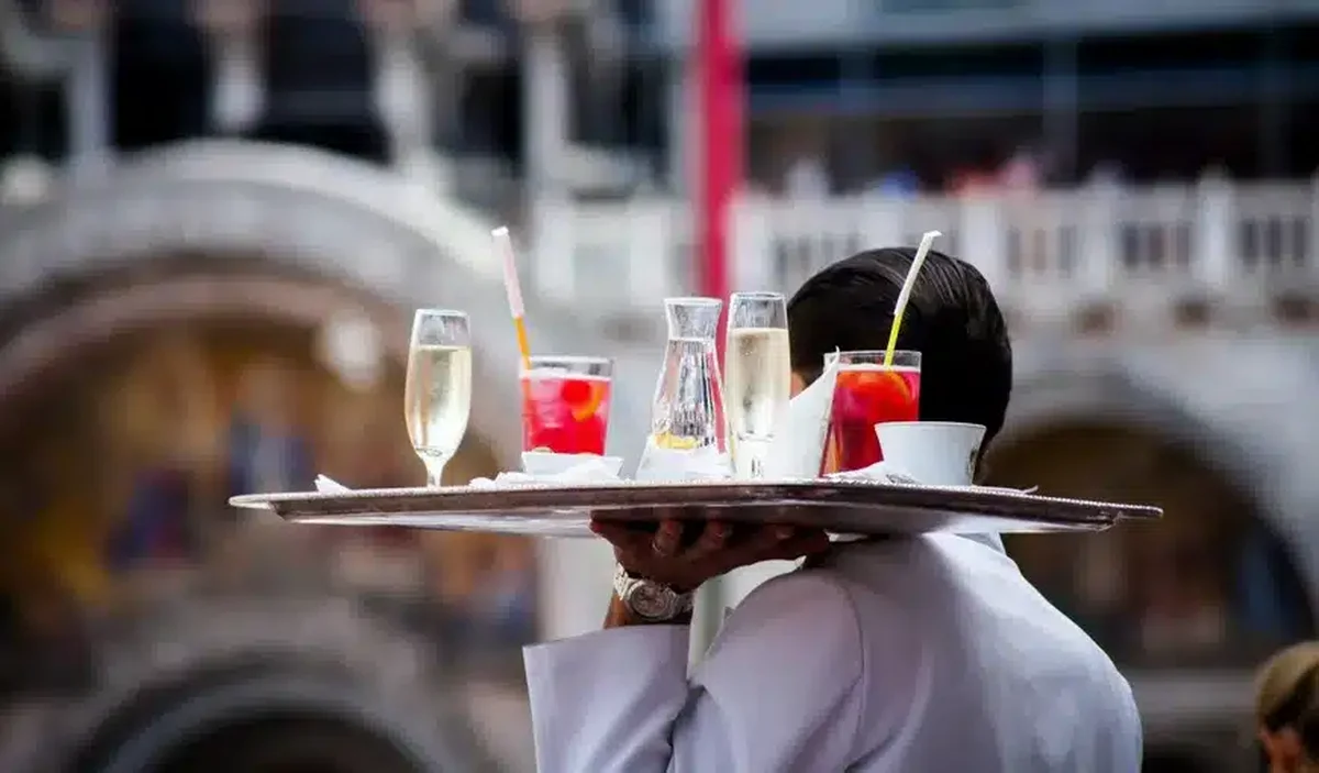 Câți bani câștigă un chelner de pe litoralul din România