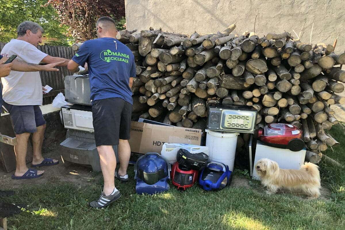 Românii scapă de electrocasnicele vechi, iar copiii lor se joacă de-a reciclarea în campania România Reciclează