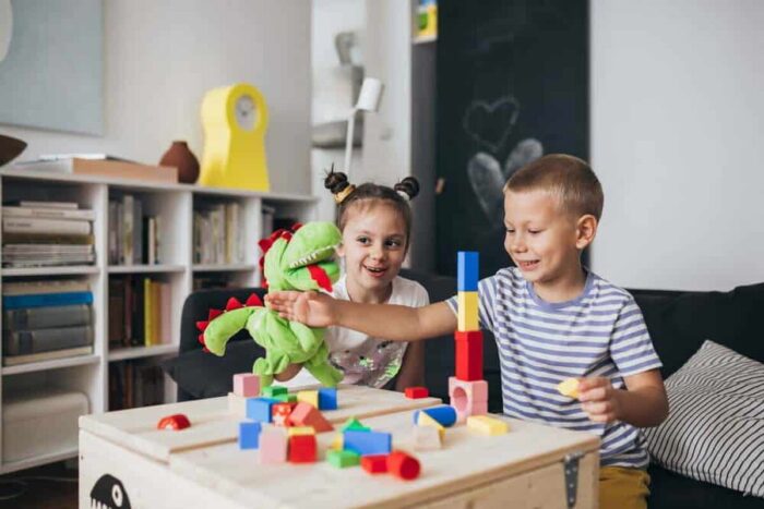 copii jucandu se acasa cu jucarii imagine shutterstock 1833516169