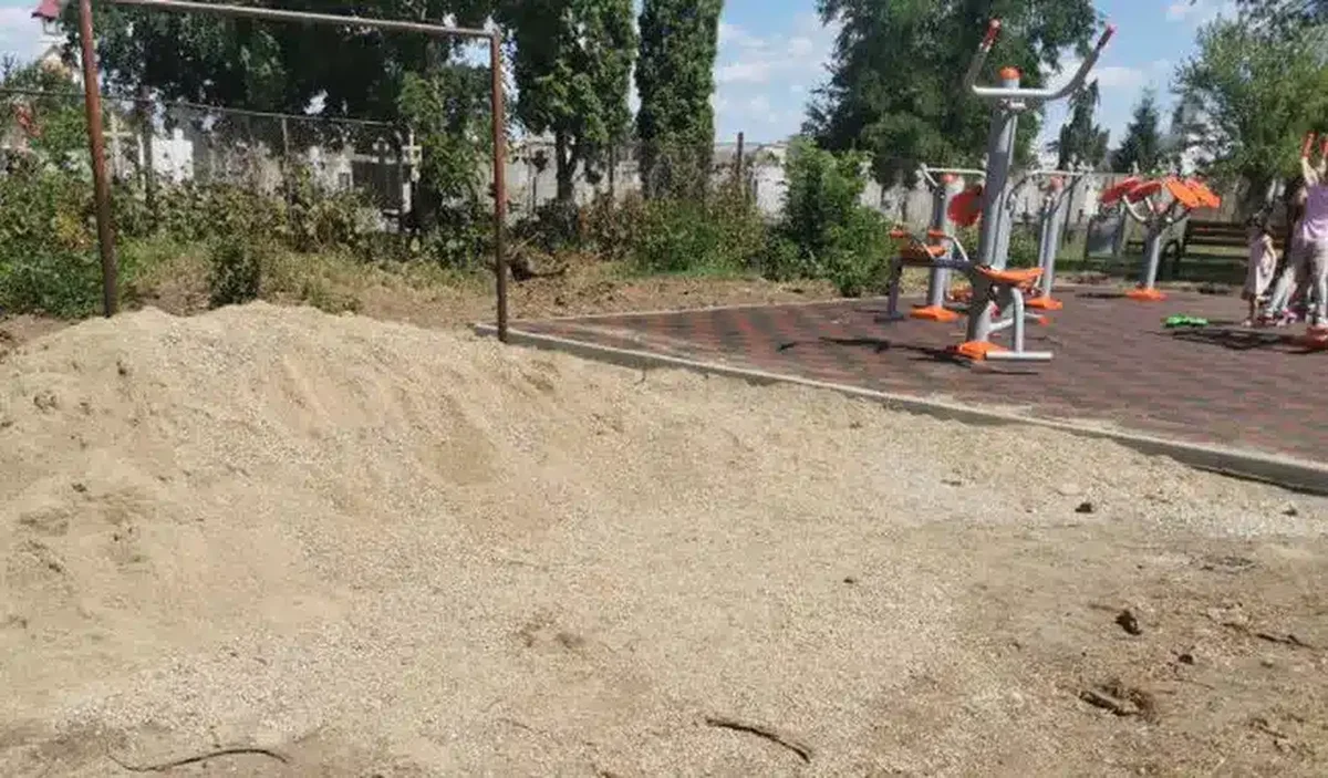 Spațiu de relaxare pentru pensionari, amenajat chiar lângă cimitir