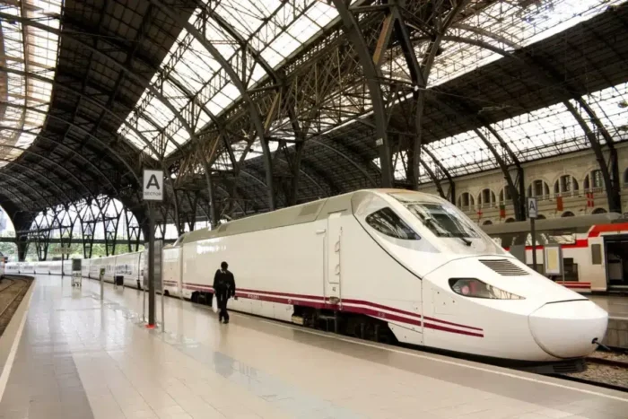 România vrea să cumpere 20 de trenuri electrice tren 1024x683 1