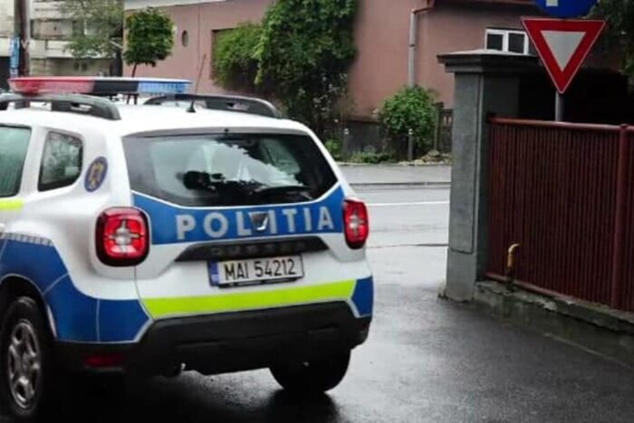 Anchetă după apariţia unor imagini cu o fată bătută de o tânără în timp ce tatăl agresoarei filma 62270830