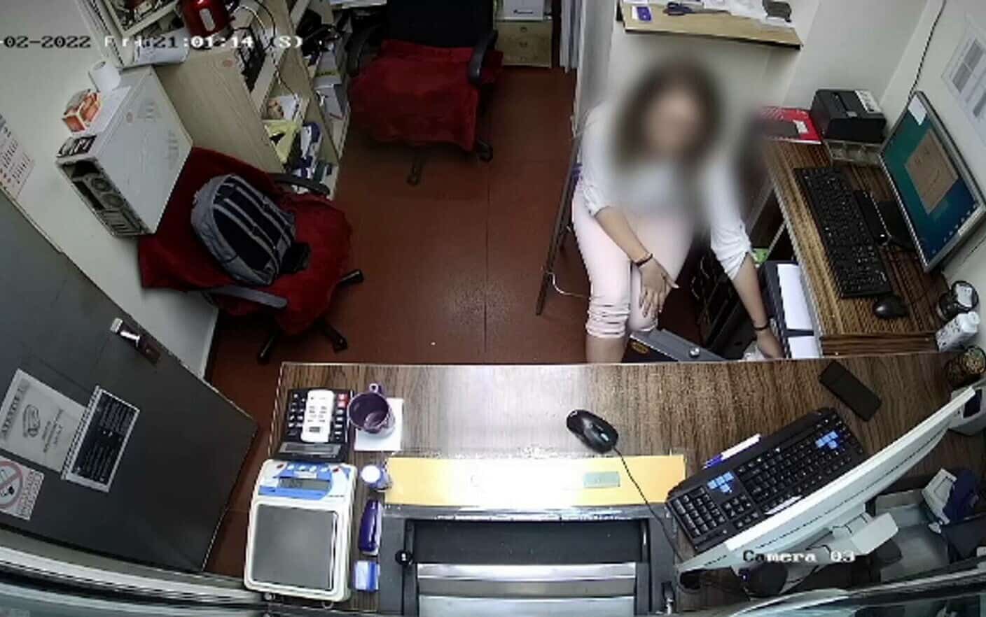 Tânără bănuită că a furat o jumătate de kilogram de aur dintr-o casă de amanet, căutată de poliție