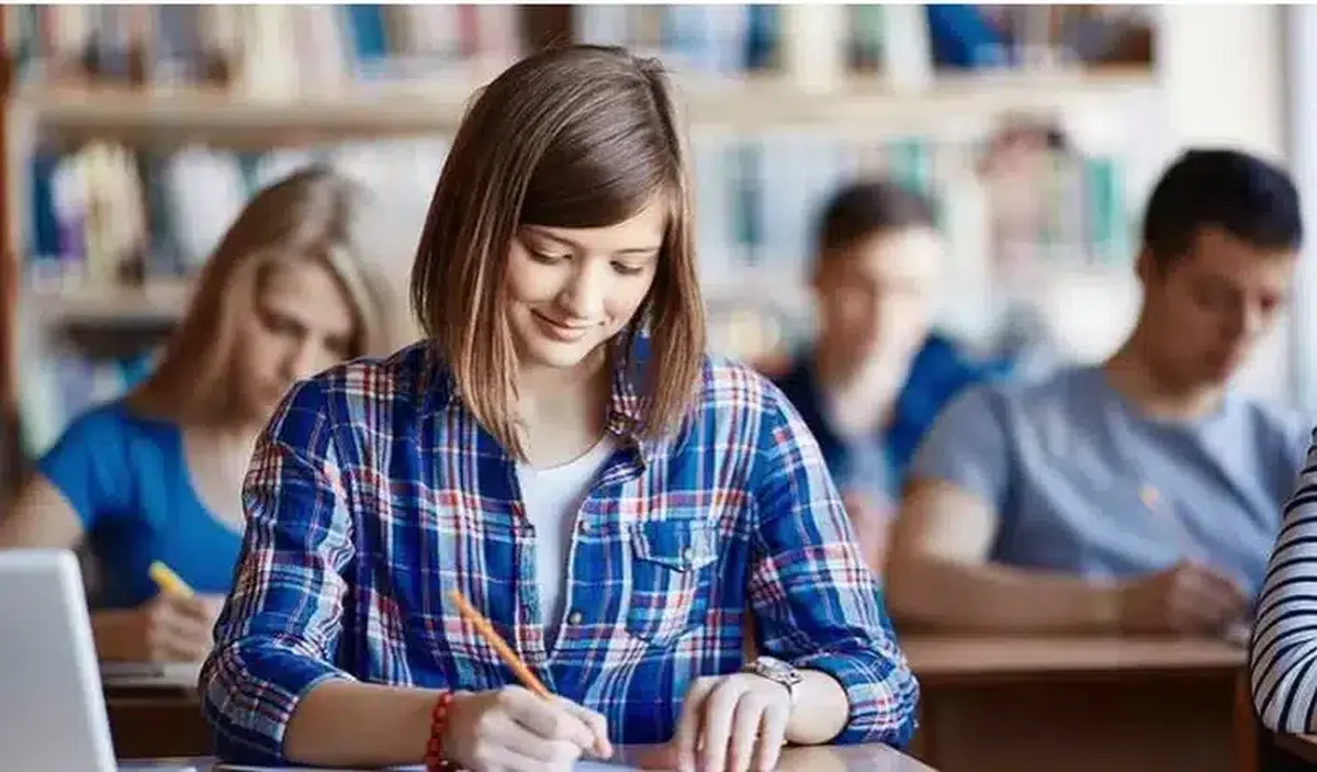 Peste 20 de mii de elevi vor primi câte 250 de lei pe lună în anul școlar 2022-2023