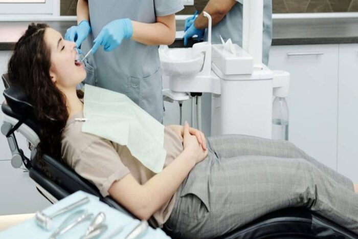implanturi dentare