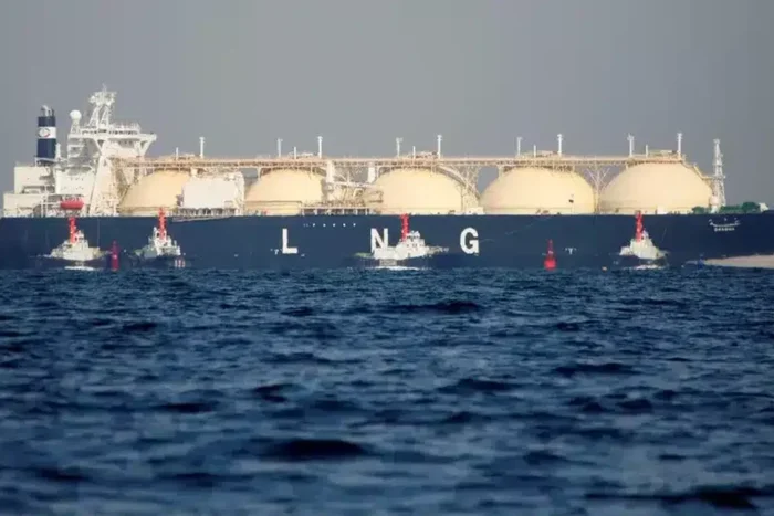 Zeci de nave încărcate cu gaz lichefiat aşteaptă în largul coastelor Europei. lng