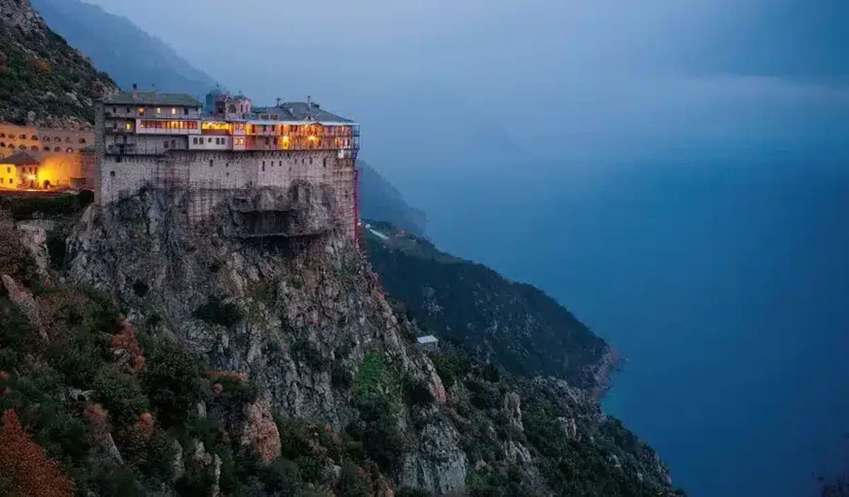 Călugări de la Muntele Athos, cercetați într-un dosar de spălare de bani.