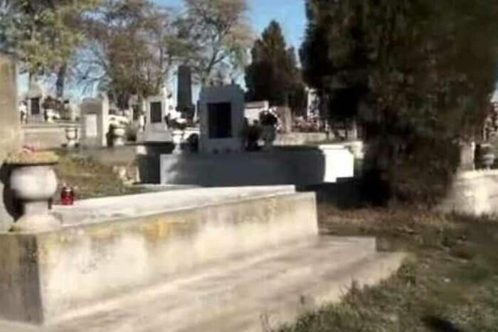 Morminte vopsite în portocaliu, într-un cimitir din Alba. 62300694
