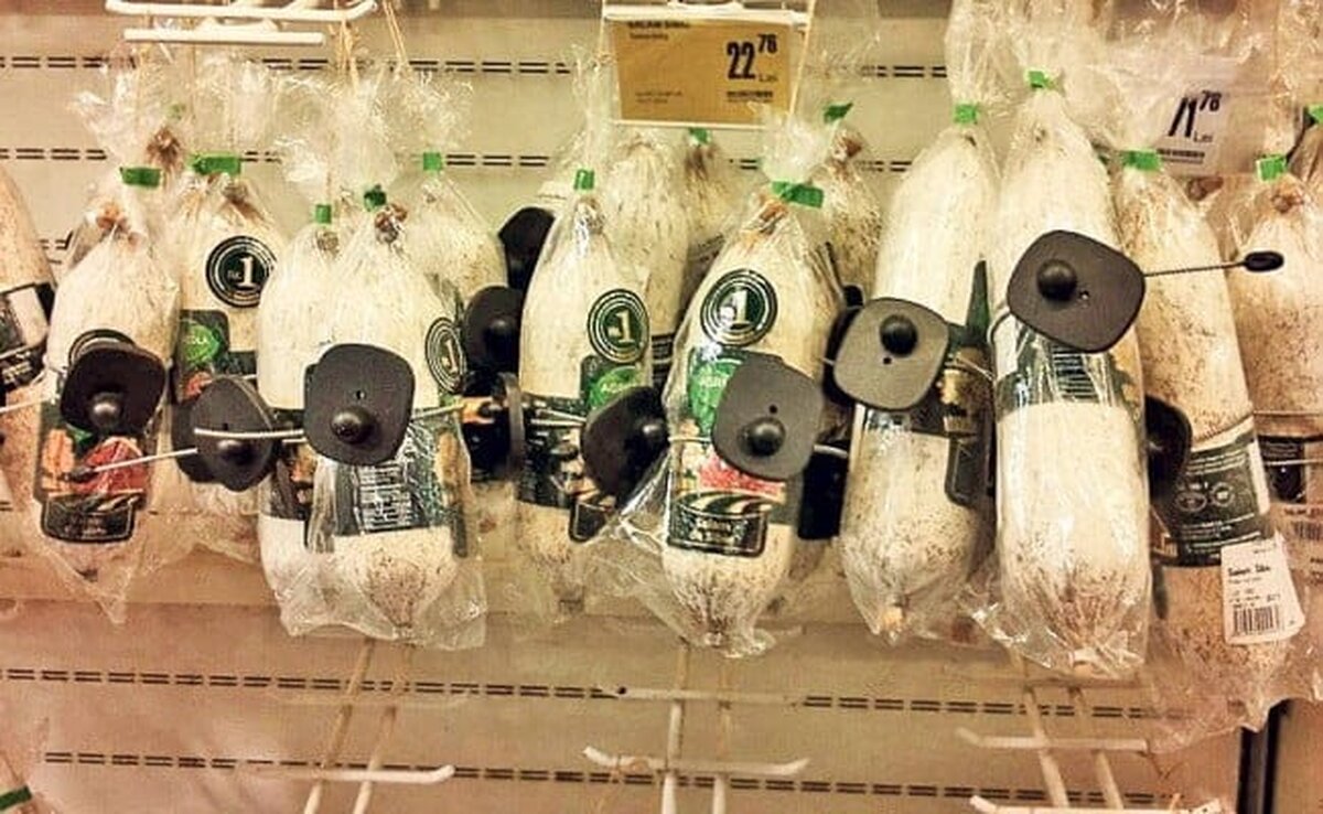 Sistemele antifurt pe batoanele de salam sunt to mai intalnite in supermarketurile din intreaga tara