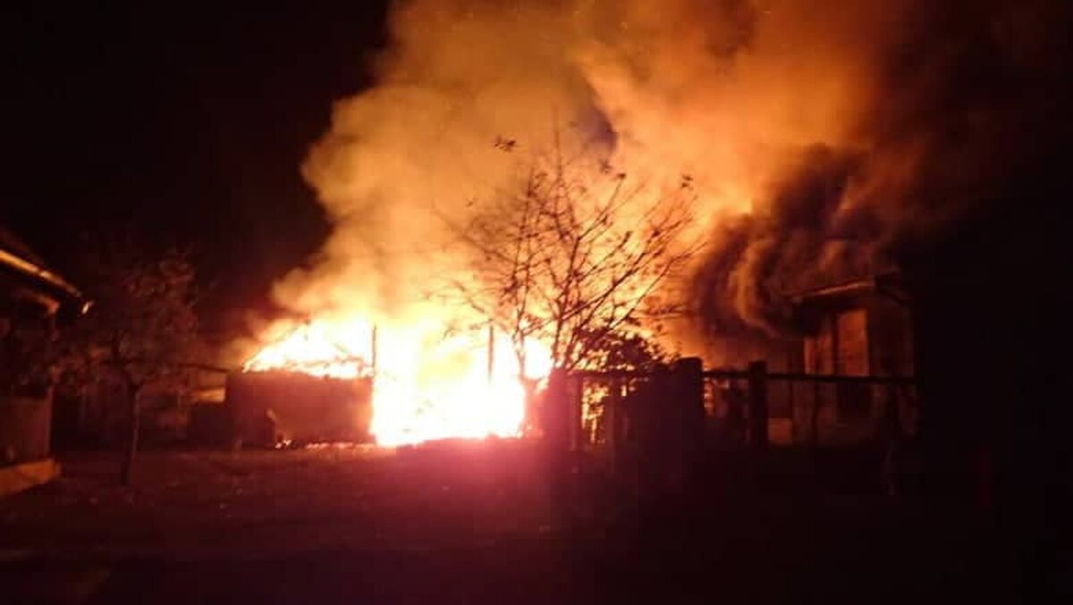 O casă cu etaj a ars aproape în totalitate, iar cei doi proprietari, soț și soție, au murit.