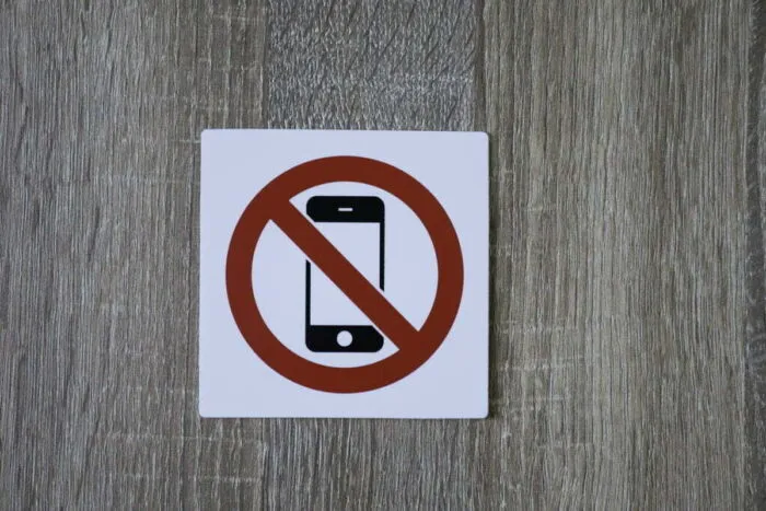 telefoane-mobile-interzis-1024x683