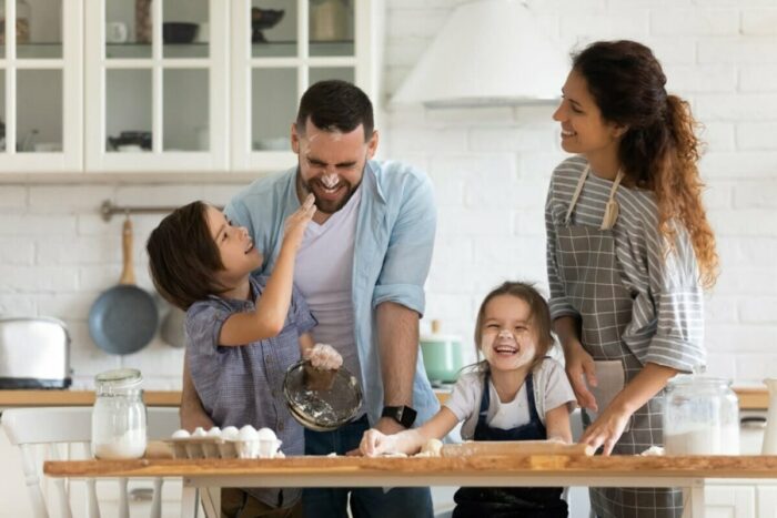 Cum să economisești inteligent prin eficientizarea consumului de energie acasă familie bucurie