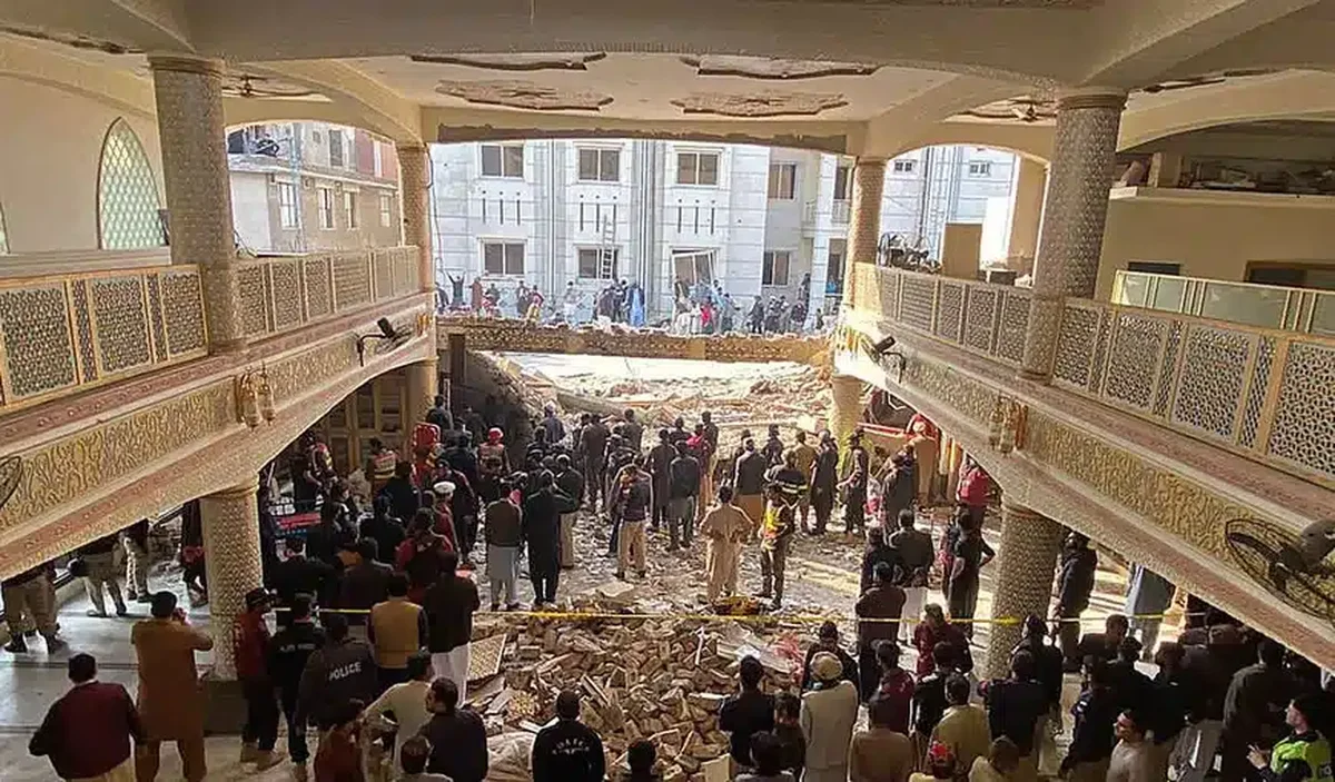 Cel puţin 25 de morţi şi peste 100 de răniţi într-o explozie lângă o moschee din Pakistan