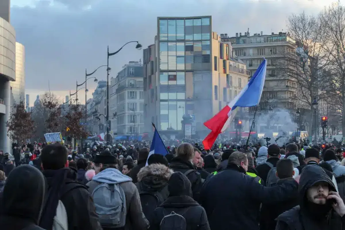 Franța este în grevă generală din cauza creșterii vârstei de pensionare