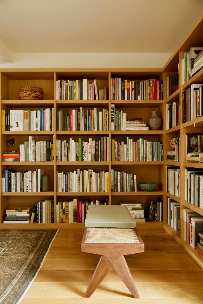 Biblioteci în sufragerie, cu o bancă Pierre Jeanneret