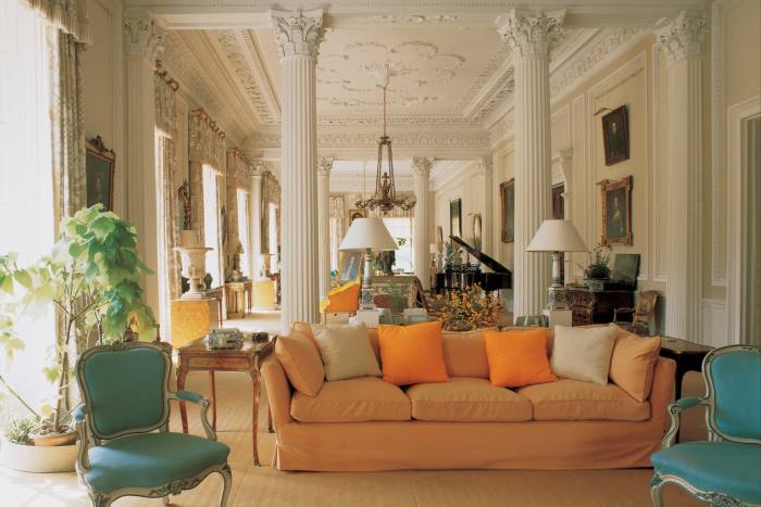 Perne portocalii pe o canapea Hicks din Long Gallery din Baronscourt, pe care Hicks a revenit la lungimea inițială în 1978