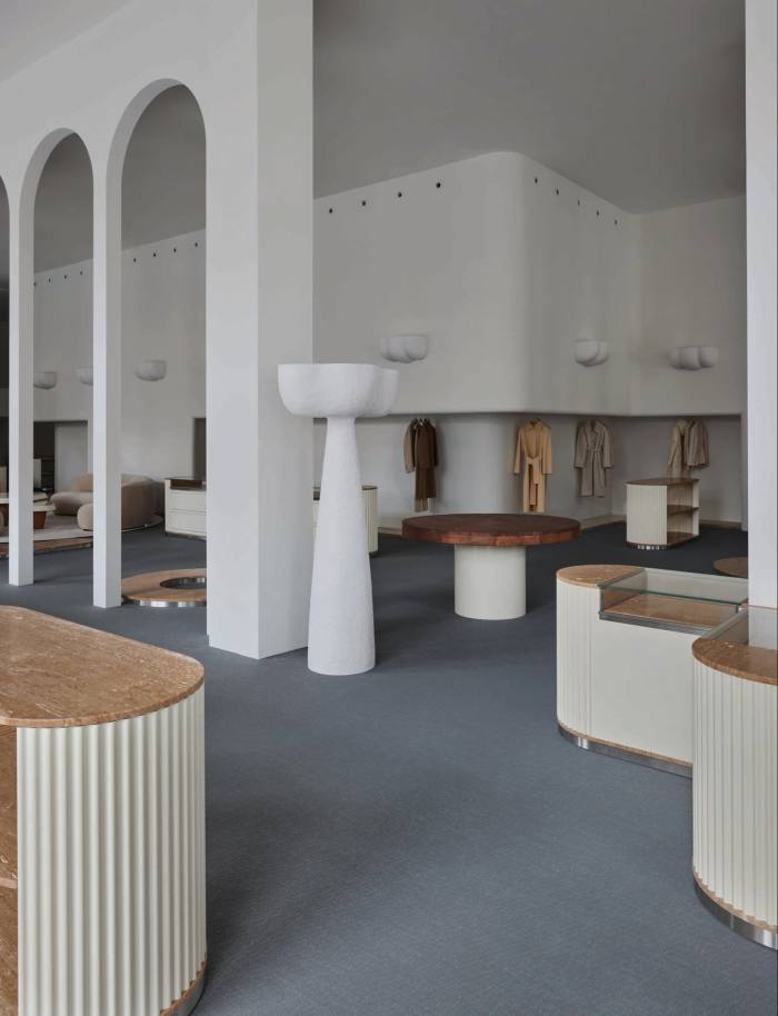 Designul lui Pierre Augustin Rose a montat șine de îmbrăcăminte în pereții curbați. Lampa de podea Eole a studioului, 9.800 €, și masa de sufragerie Craft cu blat de stejar (între lampadarul și perete), 13.800 €, sunt văzute aici