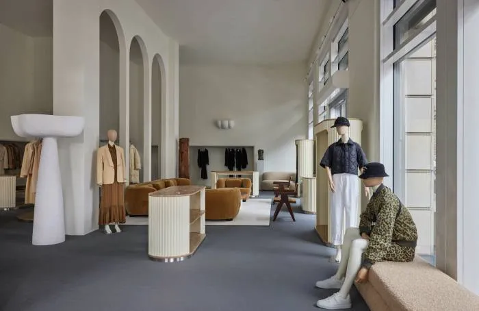 Manechine îmbrăcate în Dior (în dreapta) și Gucci (în stânga). Acolo unde este posibil, magazinul folosește manechine fără gen. „În ultimii câțiva ani, am văzut din ce în ce mai mulți oameni cumpărând pe categorii diferite”, spune de Beyser