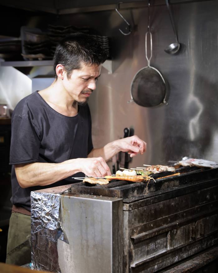 Cele mai bune restaurante japoneze din Londra Oliver Billingsley, bucătarul lui Jin Kichi, gătește la grătar