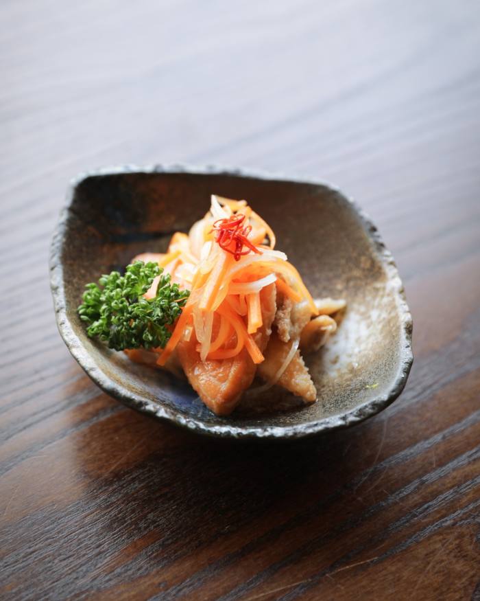 Cele mai bune restaurante japoneze din Londra Un fel de mâncare de sakana nanban - biban de mare, dorada și somon prăjit și marinat cu legume și oțet - la Jin Kichi