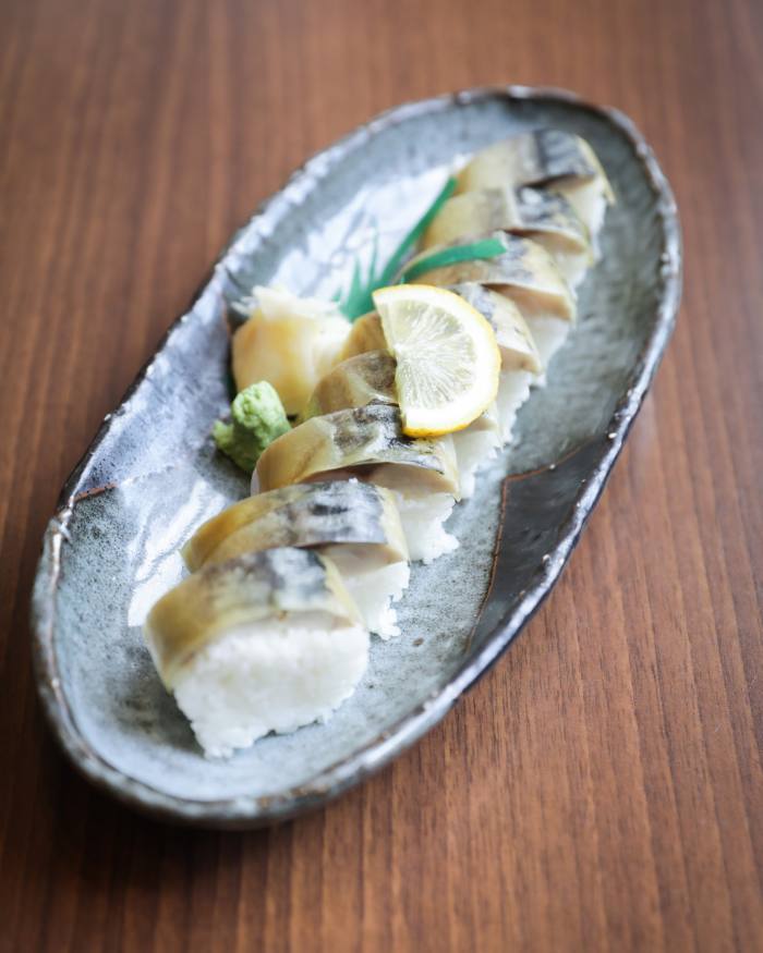 Cele mai bune restaurante japoneze din Londra Un fel de mâncare ovală de sushi de macrou al lui Mugen