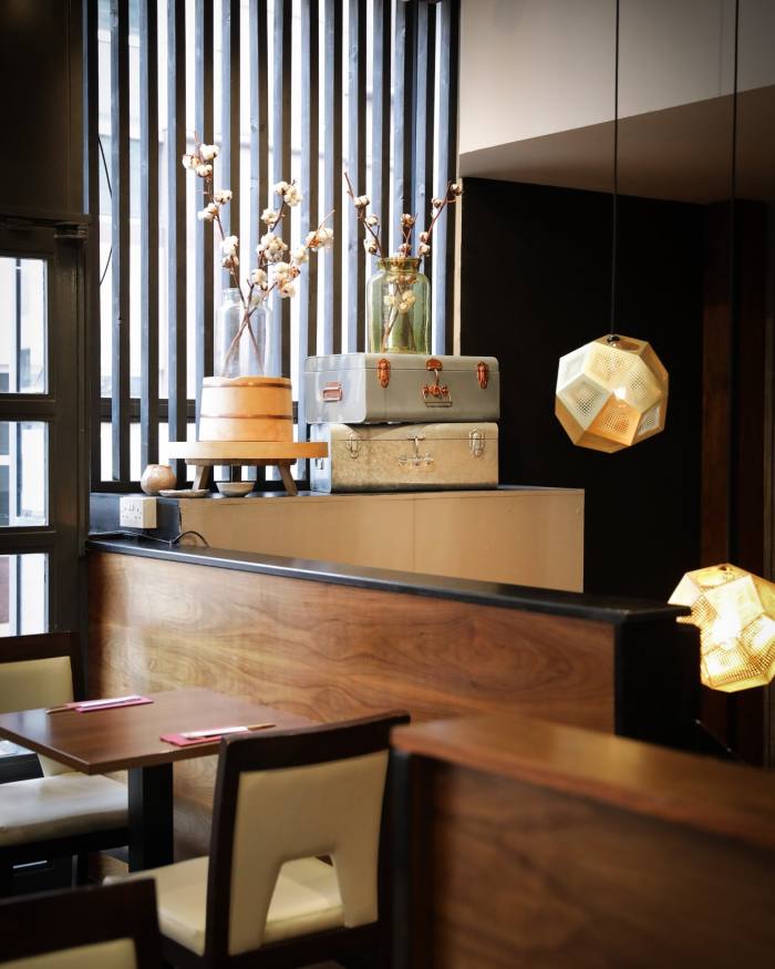 Cele mai bune restaurante japoneze din Londra Abajururile cuboide atârnând jos de tavan și valizele de epocă sunt printre ornamentele interiorului lui Mugen.