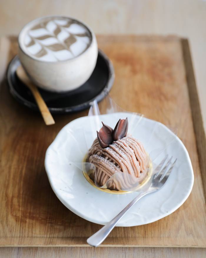 Cele mai bune restaurante japoneze din Londra O chiflă Mont Blanc la WA pe o farfurie, alături de o ceașcă de cafea