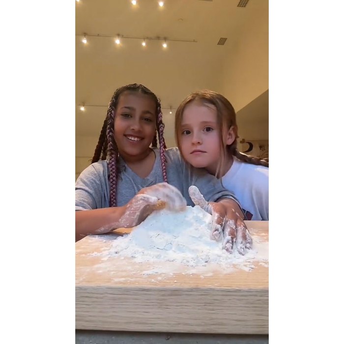 Fiica lui Kim Kardashian North West și sora Selena Gomez, Gracie, fac echipă pentru a face paste de casă