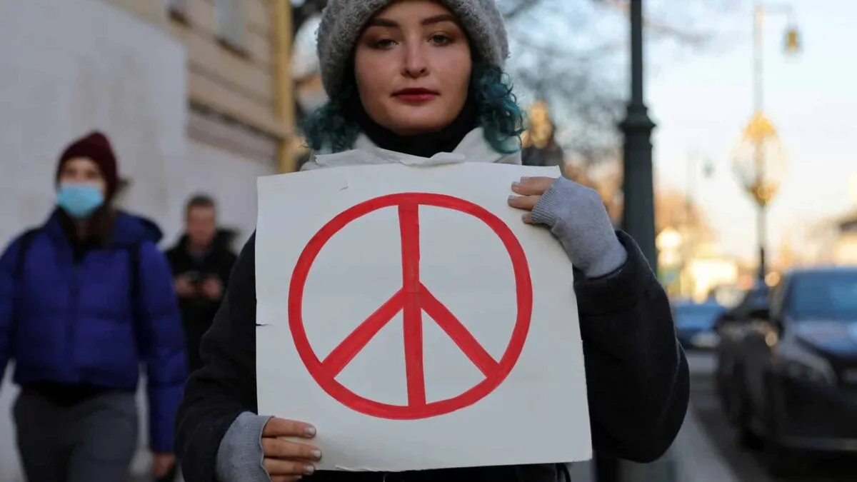 2022-02-27T135454Z_342216990_RC2DSS9SSAEY_RTRMADP_3_UKRAINE-CRISIS-RUSSIA-PROTESTS.jpg
