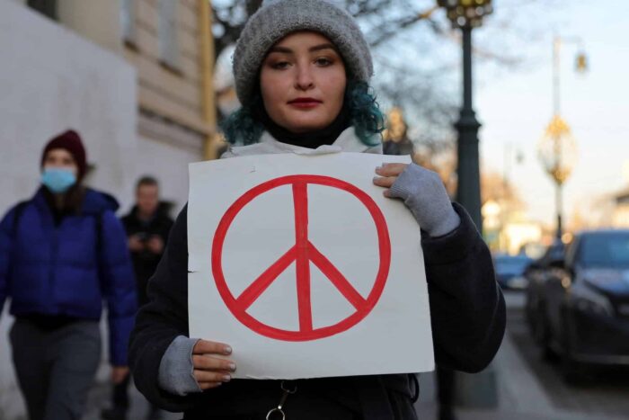 Pentru mulți ucraineni, rușii obișnuiți sunt la fel de vinovați ca Putin 2022 02 27T135454Z 342216990 RC2DSS9SSAEY RTRMADP 3 UKRAINE CRISIS RUSSIA PROTESTS