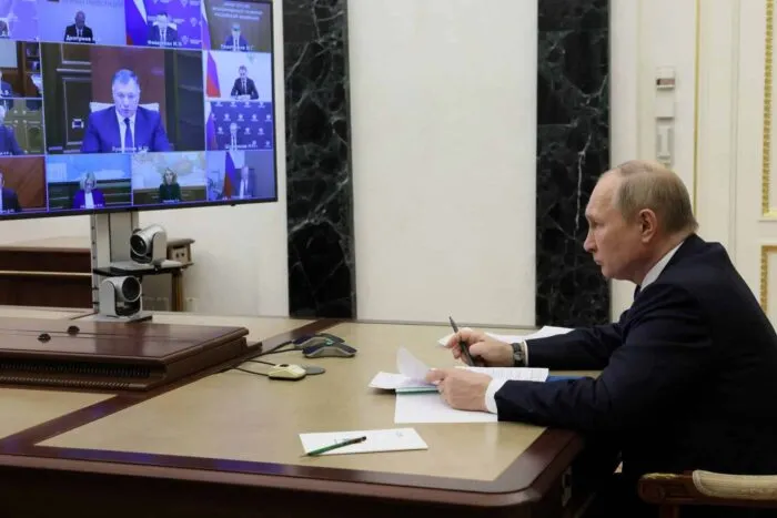 2022-11-03T163041Z_986244833_RC2GEX9787EA_RTRMADP_3_UKRAINE-RUSSIA-PUTIN-ECONOMY-1.jpg